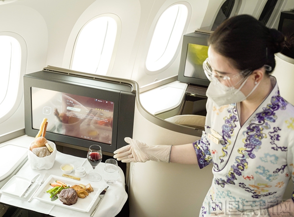 附图7:乘务员为旅客提供精致美味的机上餐食.jpg 附图7:乘务员为旅客提供精致美味的机上餐食.jpg