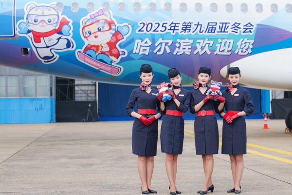 东航的2架“亚冬号”彩绘机为哈尔滨亚冬会做宣传-东航供图