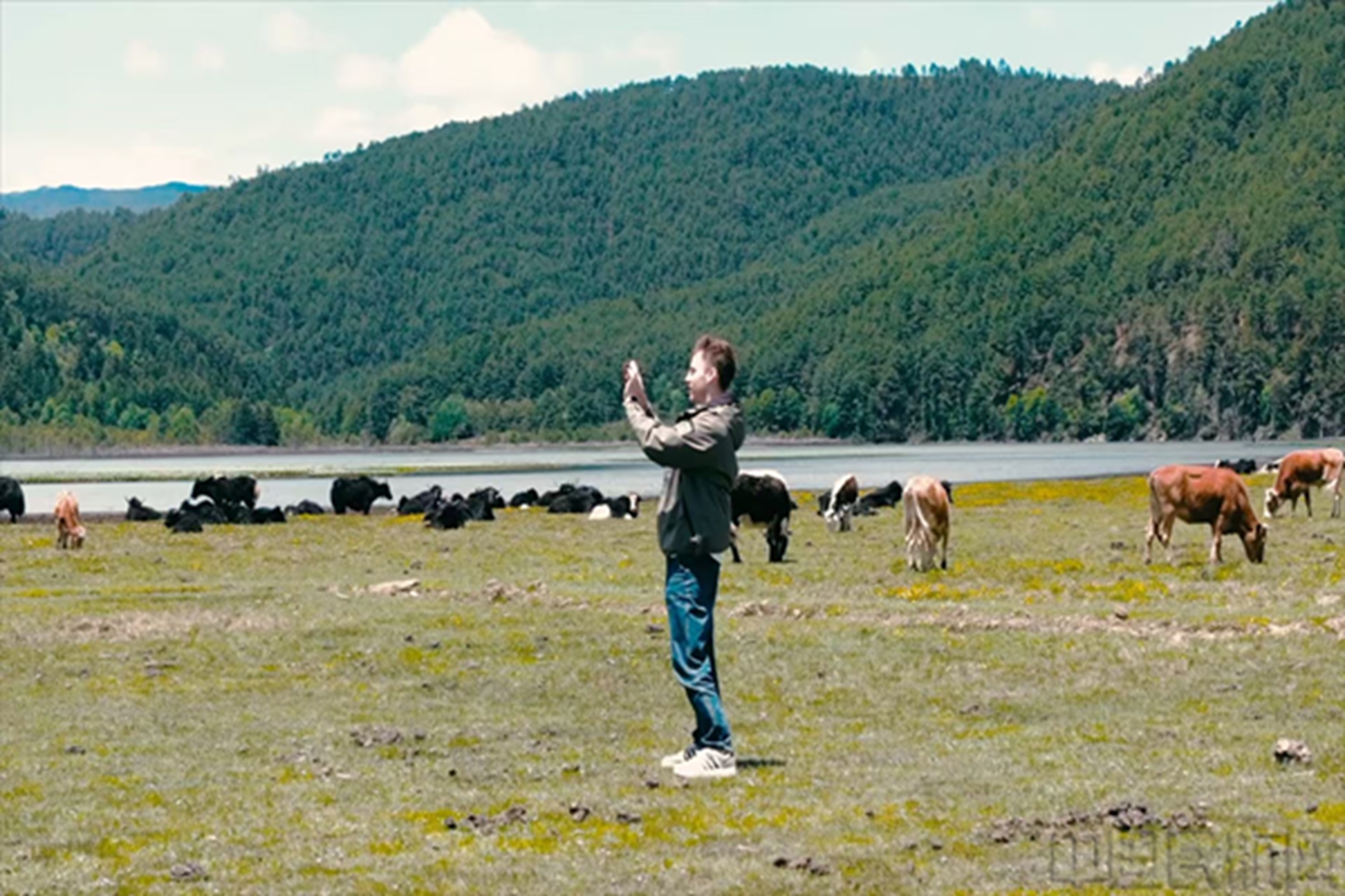 外籍主播记录香格里拉-东航供图