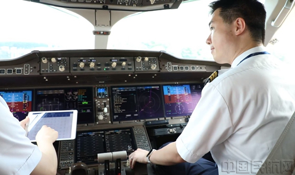 曹思铭是东航首批C919副驾驶-东航供图1