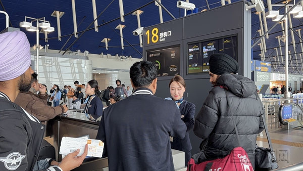 NEO首航旅客办理值机-东航供图