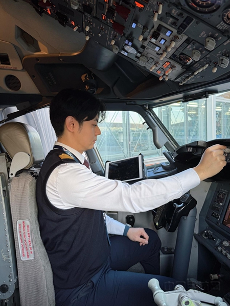 NEO驾驶舱里的马天元机长-东航供图