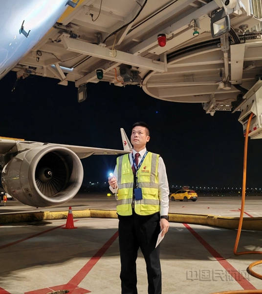 NEO马腾机长进行绕机检查-东航供图