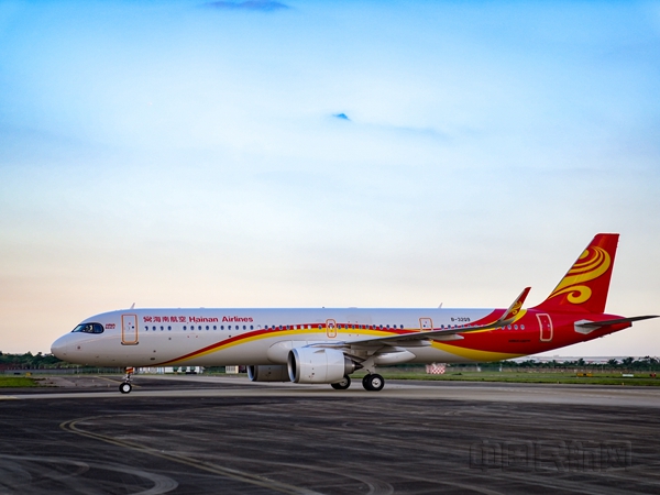 NEO附图6:海南航空新引进的A321neo客机在海口美兰国际机场