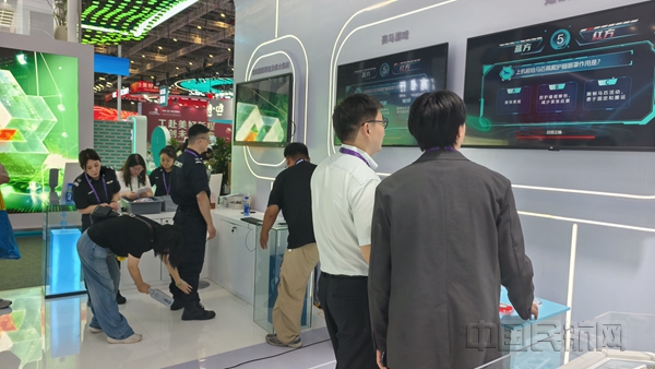 NEO展会观众体验东航物流设计的互动项目-东航物流供图