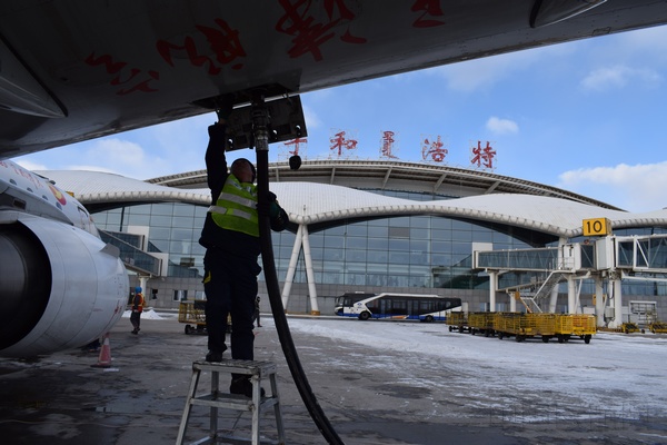 中国航油内蒙古分公司迎战风雪打响2018开年之战1：杨东玲摄.jpg