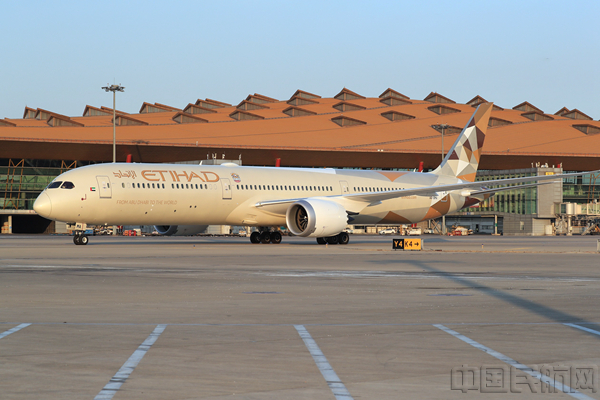 阿提哈德航空波音787-10梦幻客机首次飞抵北京首都国际机场_2_副本.jpg 阿提哈德航空波音787-10梦幻客机首次飞抵北京首都国际机场_2_副本.jpg