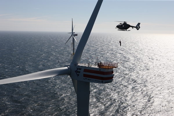 执行海上风电任务的H135.jpg