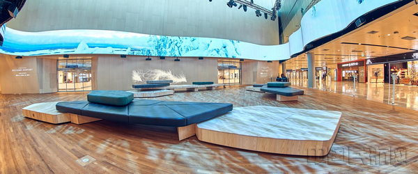 在航站楼内营造“地域感”1-赫尔辛基机场新开放的中央广场——Aukio，给旅客带来了身临其境的体验，旅客可以通过360°的LED屏幕，借助声景和互动墙技术体验芬兰的自然风光.jpg