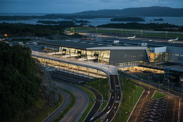 在航站楼内营造“地域感”3-挪威卑尔根机场的航站楼采用“翼展”的设计概念，灵感来源于该地区的独特的峡湾地貌.jpg