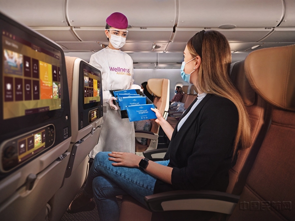 阿提哈德航空健康卫生大使向旅客分发健康包3.jpg