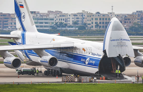 2020年3月26日，俄罗斯伏尔加第聂伯航空安-124货机到达广州运送防疫物资回国。李童/摄